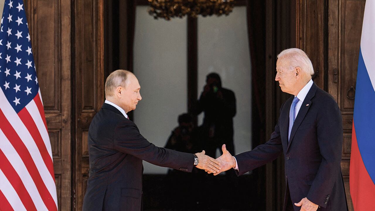 Una de las imágenes que marcaron el encuentro entre el presidente ruso Vladimir Putin y su homólogo estadounidense Joe Biden en Ginebra fue su apretón de manos, tanto por su dimensión diplomática como sanitaria.