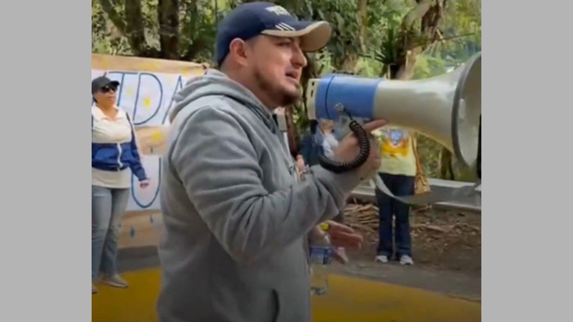 Bloqueos en vía al mar en Cali por protestas contra minería ilegal en ...