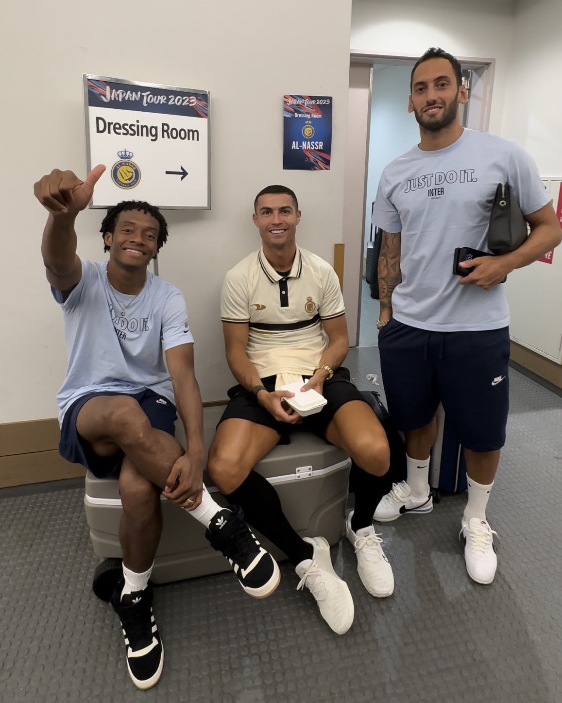 Cuadrado y Cristiano compartieron algunos minutos en el vestuario.