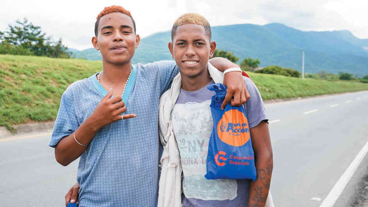 Abraham Rivero y Édison Pérez, jóvenes migrantes que han recibido el apoyo de Ayuda en Acción Colombia.