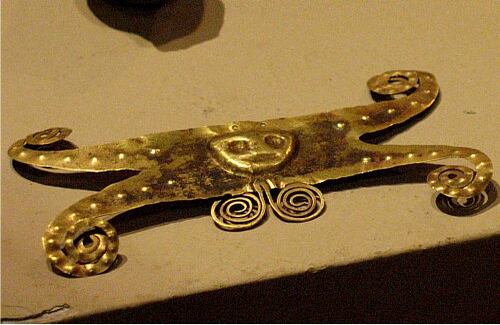 Colgante de oro de la cultura Tairona. Para los precolombinos, su uso significaba prestigio y poder político. 