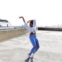 Para verse más alta, una mujer puede mostrar sus tobillos y cintura.