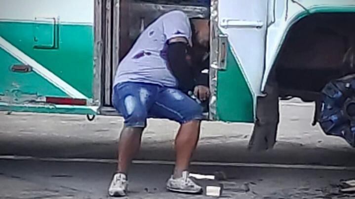 El cuerpo del hombre quedó al interior de un bus que se encontraba estacionado en el lugar