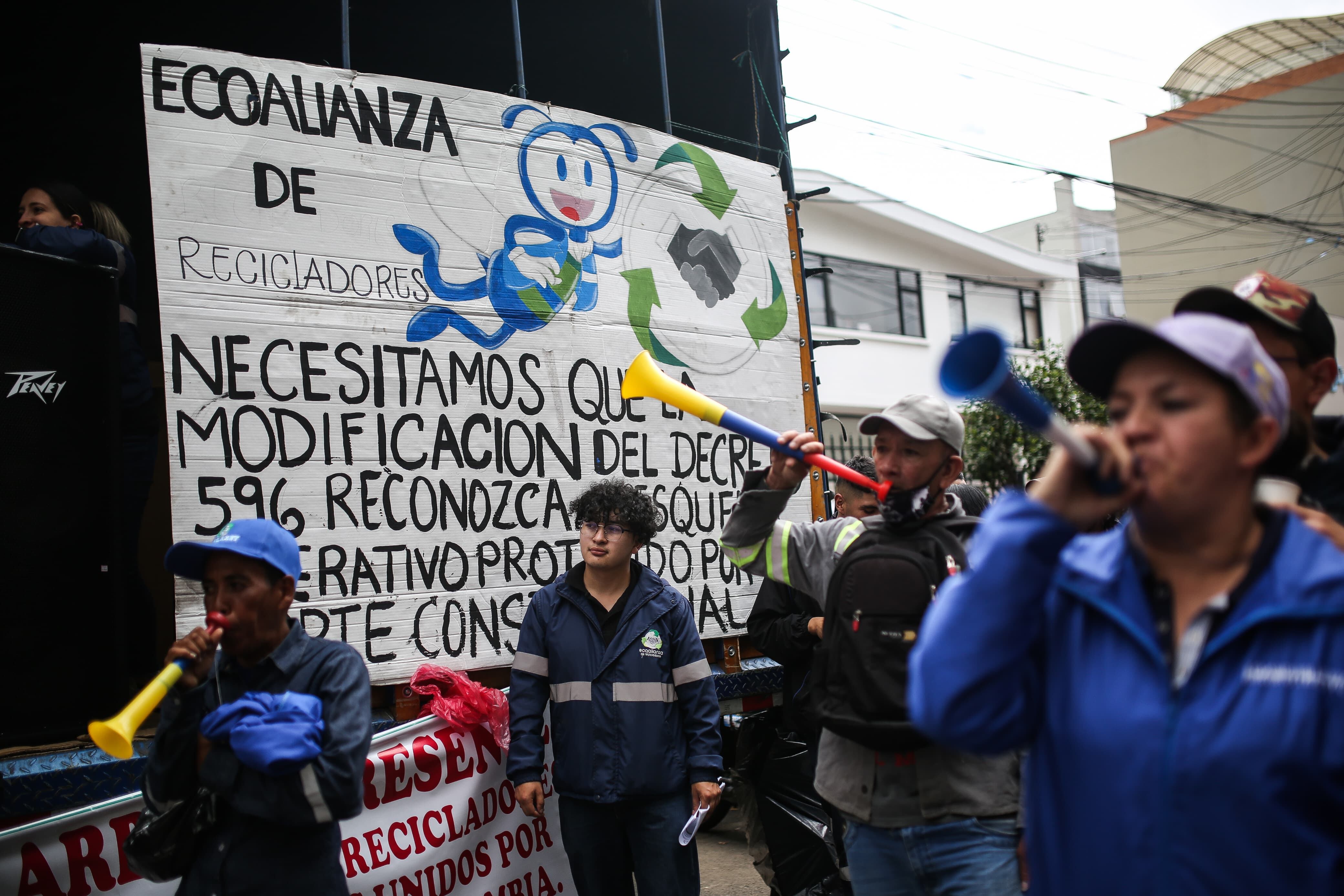 500 recicladores de oficio de Bogotá protestaron frente a las instalaciones de la Comisión de Regulación de Agua Potable, CRA, para exigir mejores condiciones que dignifiquen su oficio