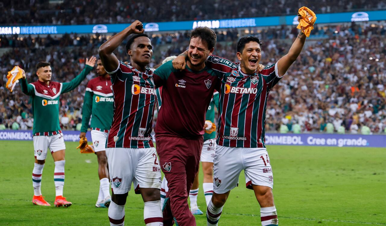 Jhon Arias junto a su técnico y Germán Cano en Fluminense