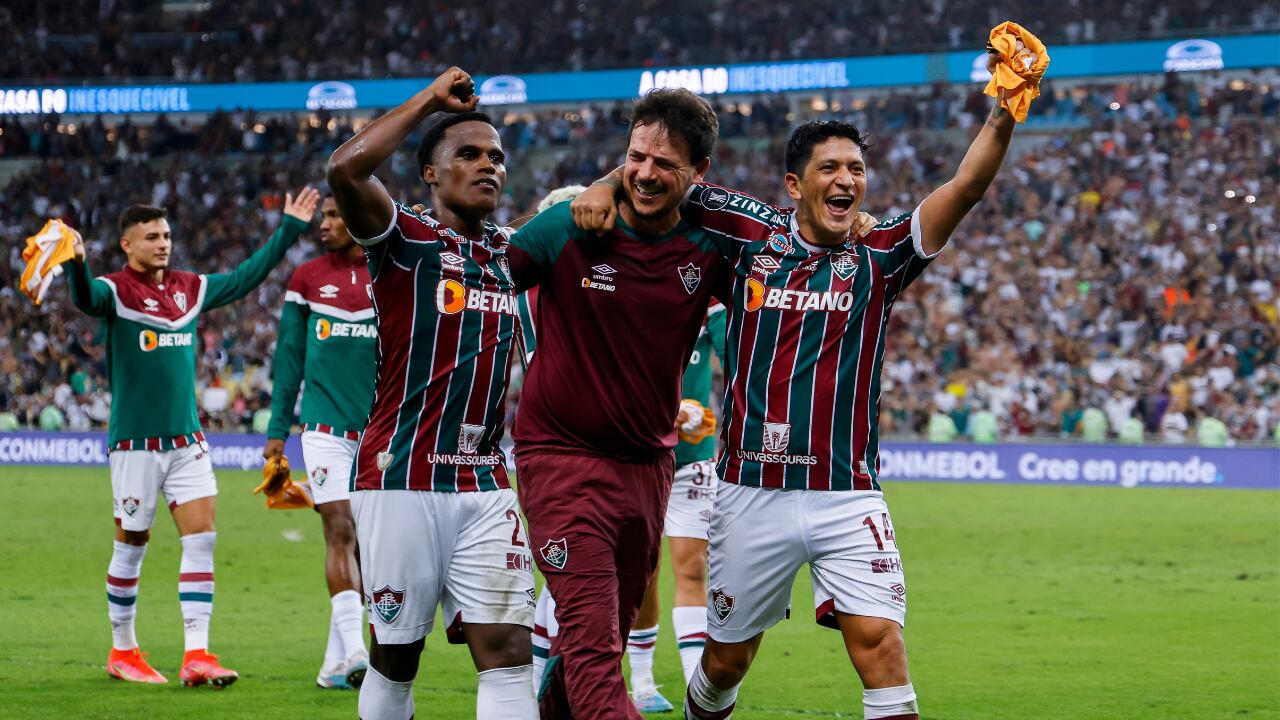 Jhon Arias junto a su técnico y Germán Cano en Fluminense
