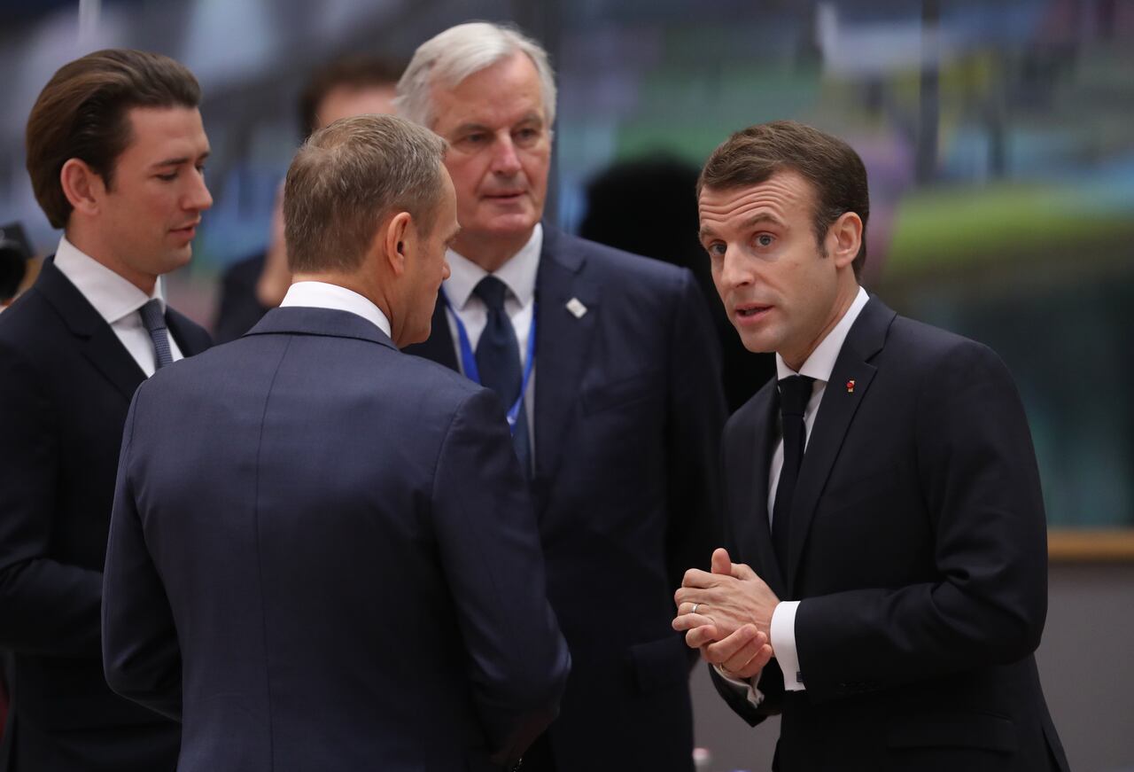 El canciller austriaco Sebastian Kurz, el presidente del Consejo Europeo, Donald Tusk, el negociador jefe del Brexit de la Unión Europea, Michel Barnier, y el presidente francés, Eammnuel Macron, llegan a una sesión especial del Consejo Europeo sobre el Brexit el 25 de noviembre de 2018 en Bruselas, Bélgica.