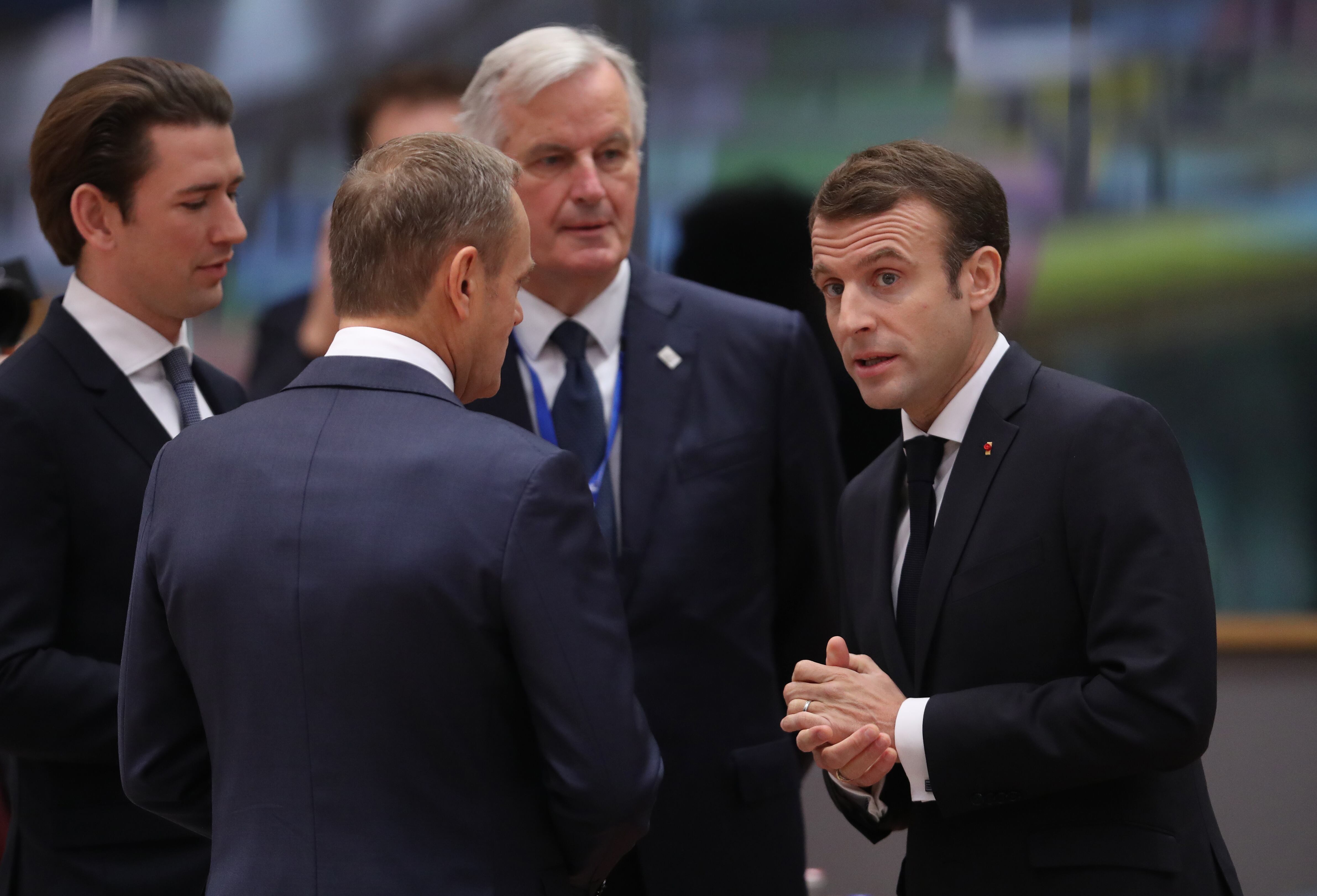 El canciller austriaco Sebastian Kurz, el presidente del Consejo Europeo, Donald Tusk, el negociador jefe del Brexit de la Unión Europea, Michel Barnier, y el presidente francés, Eammnuel Macron, llegan a una sesión especial del Consejo Europeo sobre el Brexit el 25 de noviembre de 2018 en Bruselas, Bélgica.