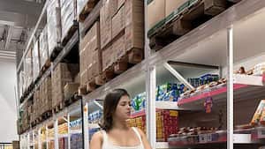 Modelo de OnlyFans asegura haber sido víctima de “mamacitafobia” tras ser sacada de supermercado.