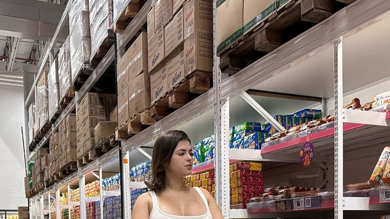 Modelo de OnlyFans asegura haber sido víctima de “mamacitafobia” tras ser sacada de supermercado.