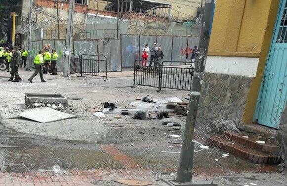 Impactantes imágenes de la detonación de un artefacto explosivo en el centro de Bogotá (Foto: Sergio Ospina ?Twitter: @lenteospina)