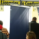 Colombianos se dejaron coger la noche para la renovación de sus licencias de conducción. GUILLERMO TORRES