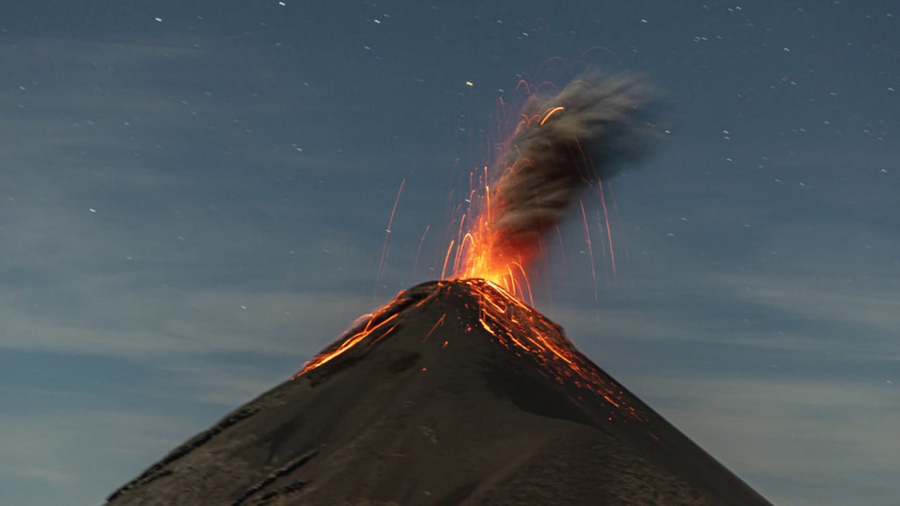 Volcan de Fuego en éruption le 4 avril 2023 au Guatemala. (Photo by Victor LOCHON/Gamma-Rapho via Getty Images)