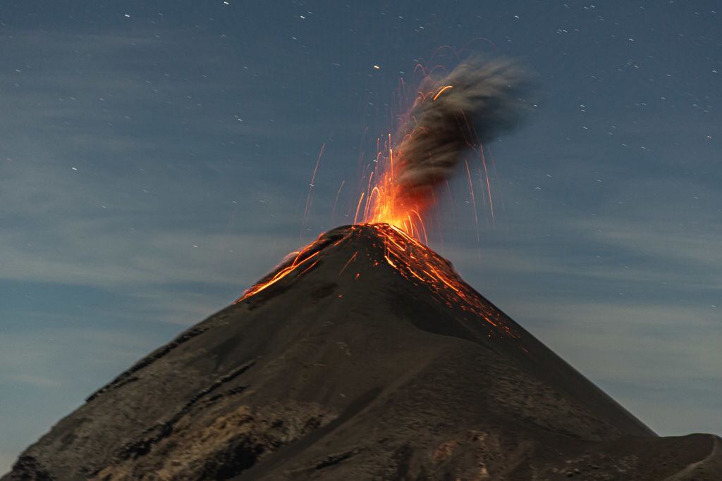 Volcan de Fuego en éruption le 4 avril 2023 au Guatemala. (Photo by Victor LOCHON/Gamma-Rapho via Getty Images)