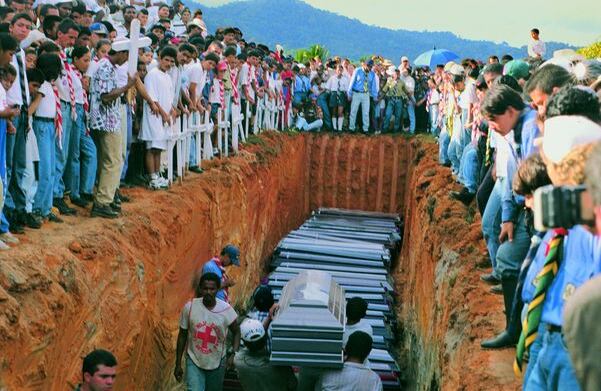 Ejército de Liberación Demencial. Un acto terrorista contra el oleoducto Caño Limón-Coveñas se transformó en una de las masacres más horrendas que Colombia recuerde. En la madrugada del 18 de octubre de 1998, integrantes del Ejército de Liberación Nacional colocaron una carga explosiva en el oleoducto a escasos metros del corregimiento de Machuca, en Segovia, Antioquia. El fuego provocado por la explosión quemó 46 casas. Murieron 84 personas, casi todos menores de edad. Foto: Natalia Botero-Revista Semana.