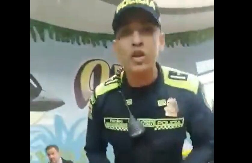 En el video se ve cómo lo saca a empujones y argumenta que ese baño no está disponible para los de Transmilenio, pues tienen otro para entrar.