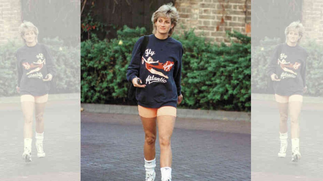 El suéter azul marino que se acaba de rematar lleva el logo de la aerolínea Virgin Atlantic, de propiedad del millonario Richard Branson, quien se lo regaló a Diana en 1995.