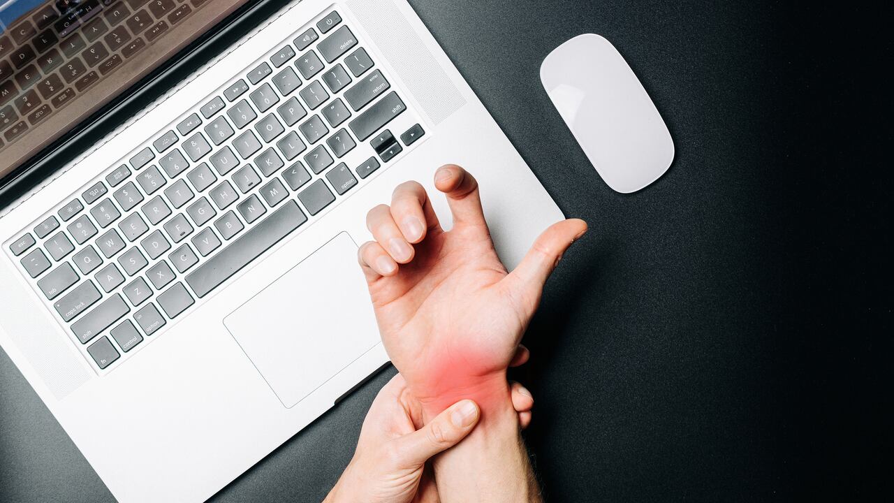 El síndrome del túnel carpiano se produce por tener una mala postura al utilizar el mouse por varias horas. Imagen de referencia.