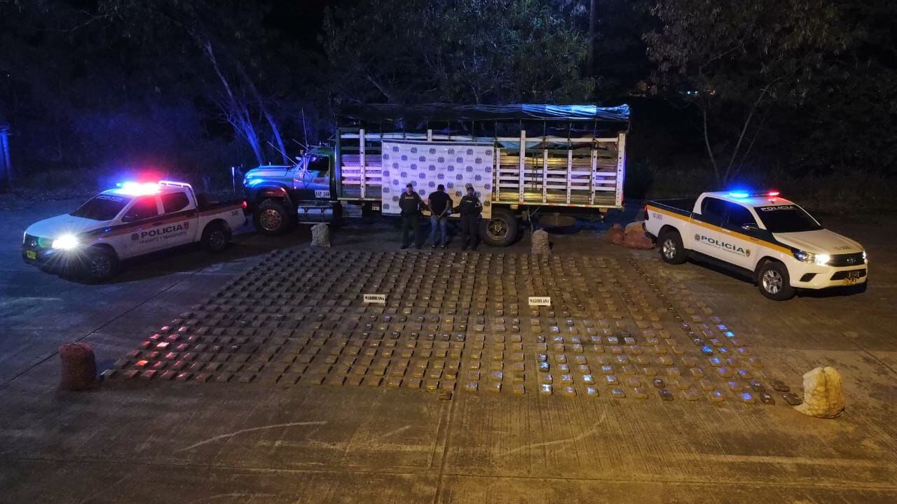 El vehículo que transportaba 164 bultos de papa, se encontraron un total de 800 kilos de marihuana.