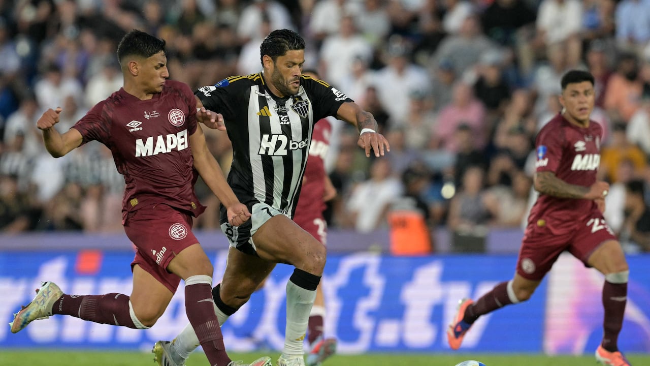 Lanus' midfielder #30 Agustin Cardozo (L) and Atletico Mineiro's forward #07 Hulk (R) fight for the ball during the Copa Sudamericana final football match between Argentina's Lanus and Brazil's Atletico Mineiro at the Defensores del Chaco stadium in Asuncion on November 22, 2025. (Photo by Juan MABROMATA / AFP)