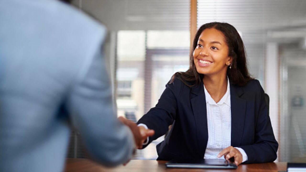 En situaciones clave como entrevistas de trabajo, primeras citas o encuentros con personas importantes, la primera impresión puede definir el rumbo de una relación.