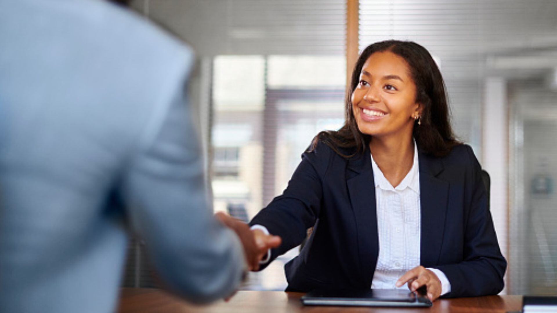 En situaciones clave como entrevistas de trabajo, primeras citas o encuentros con personas importantes, la primera impresión puede definir el rumbo de una relación.