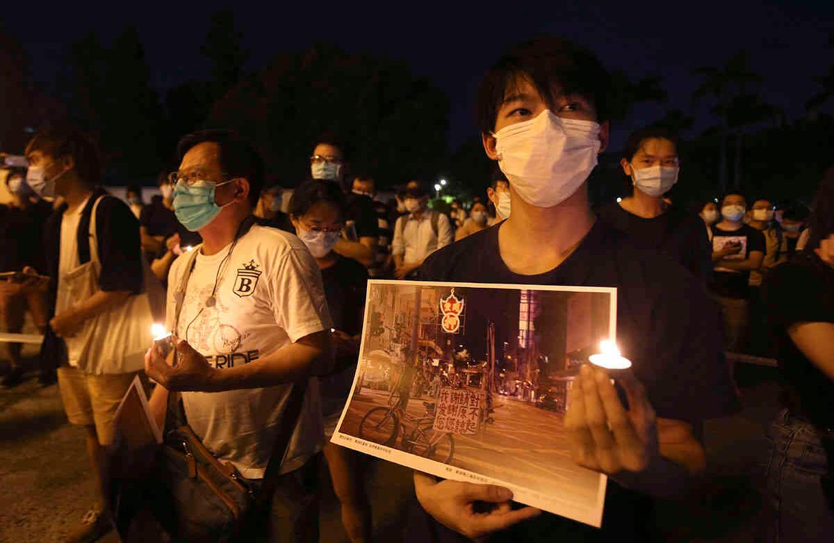 Los participantes rinden un tributo a los miles de víctimas que dejó la masacre de Tiananmen, pues el Gobierno chino nunca publicó la cifra real de muertos que dejó sangriento episodio. Se cree que fueron más de 10 mil. (AP Photo/Chiang Ying-ying)