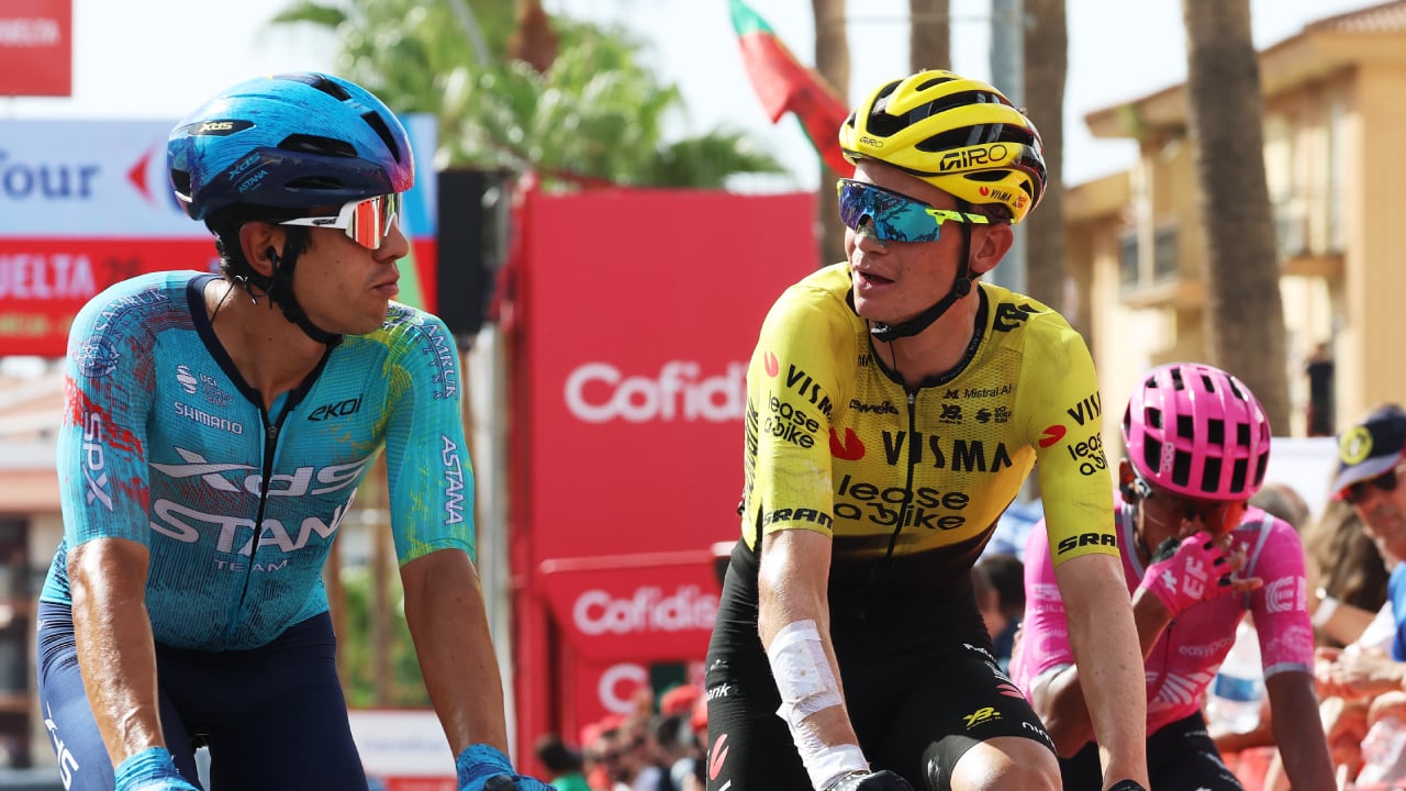 Harold Tejada hablando con Sepp Kuss, rival directo en la clasificación general de la Vuelta a España.