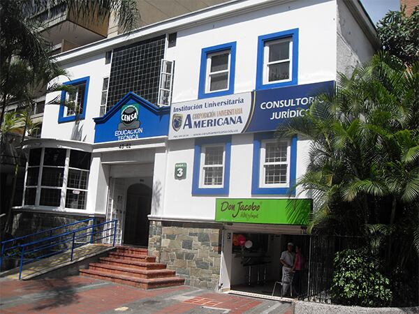 La institución abrió sus puertas en Medellín en 2008 y actualmente ofrece en esta ciudad nueve pregrados presenciales, cuatro virtuales y dos a distancia.