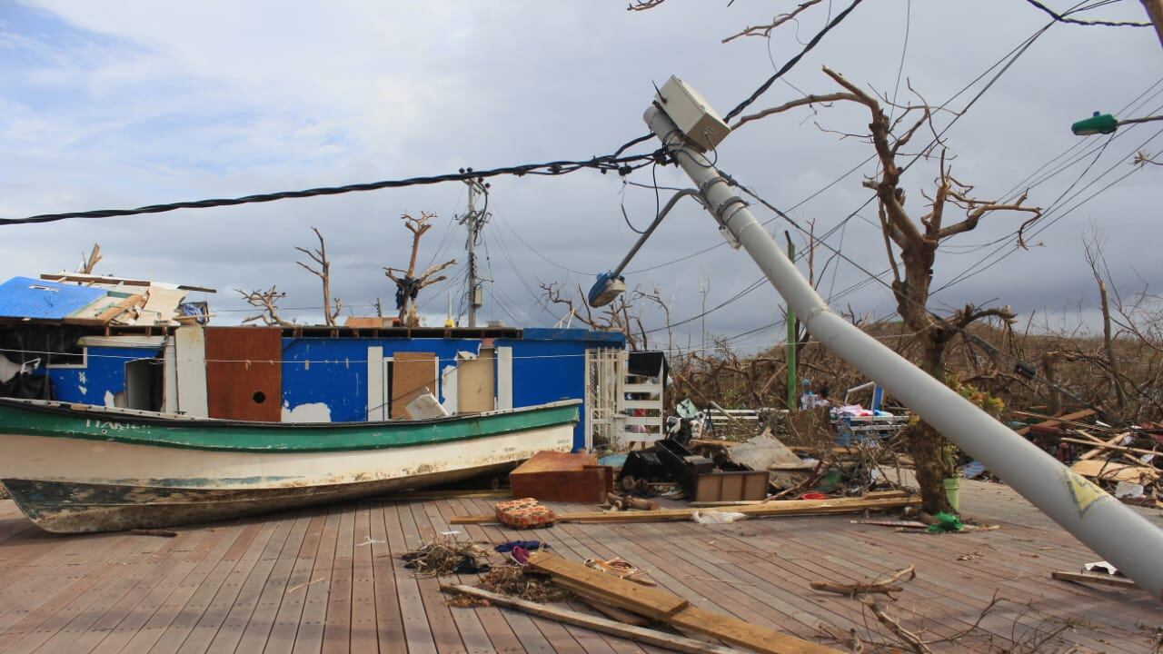 Lanchas sobre las casas, árboles caídos, casas destruidas y mucho lodo, son algunos de los resultados del paso del huracán por Santa Catalina.