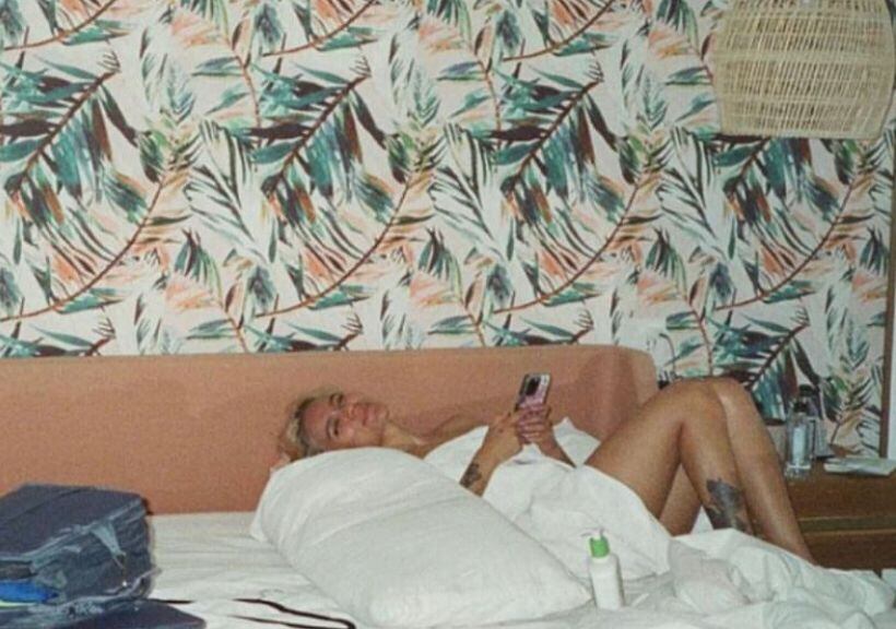 La polémica foto que Feid le habría tomado a Karol G en la cama