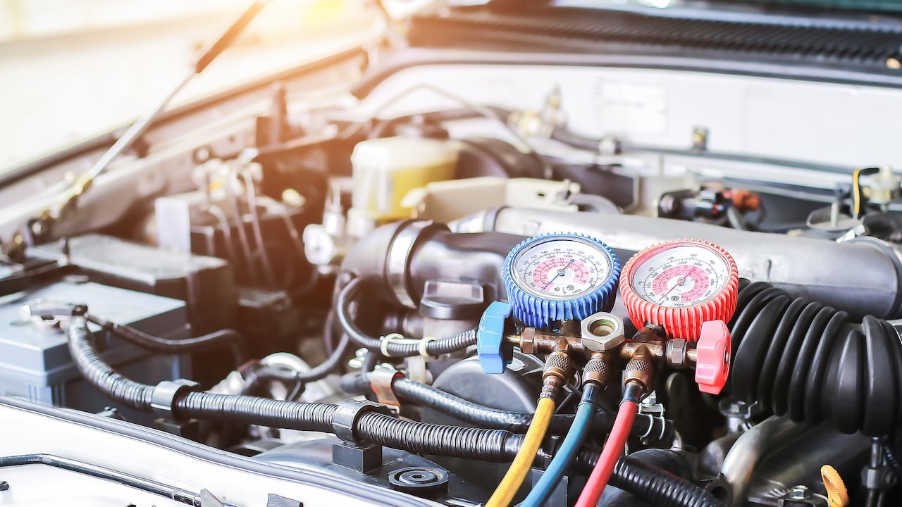 Habitáculo del motor de un carro con todos sus elementos, lugar en donde está el líquido refrigerante.