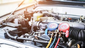 Revisión de líquido refrigerante para el motor de un carro.