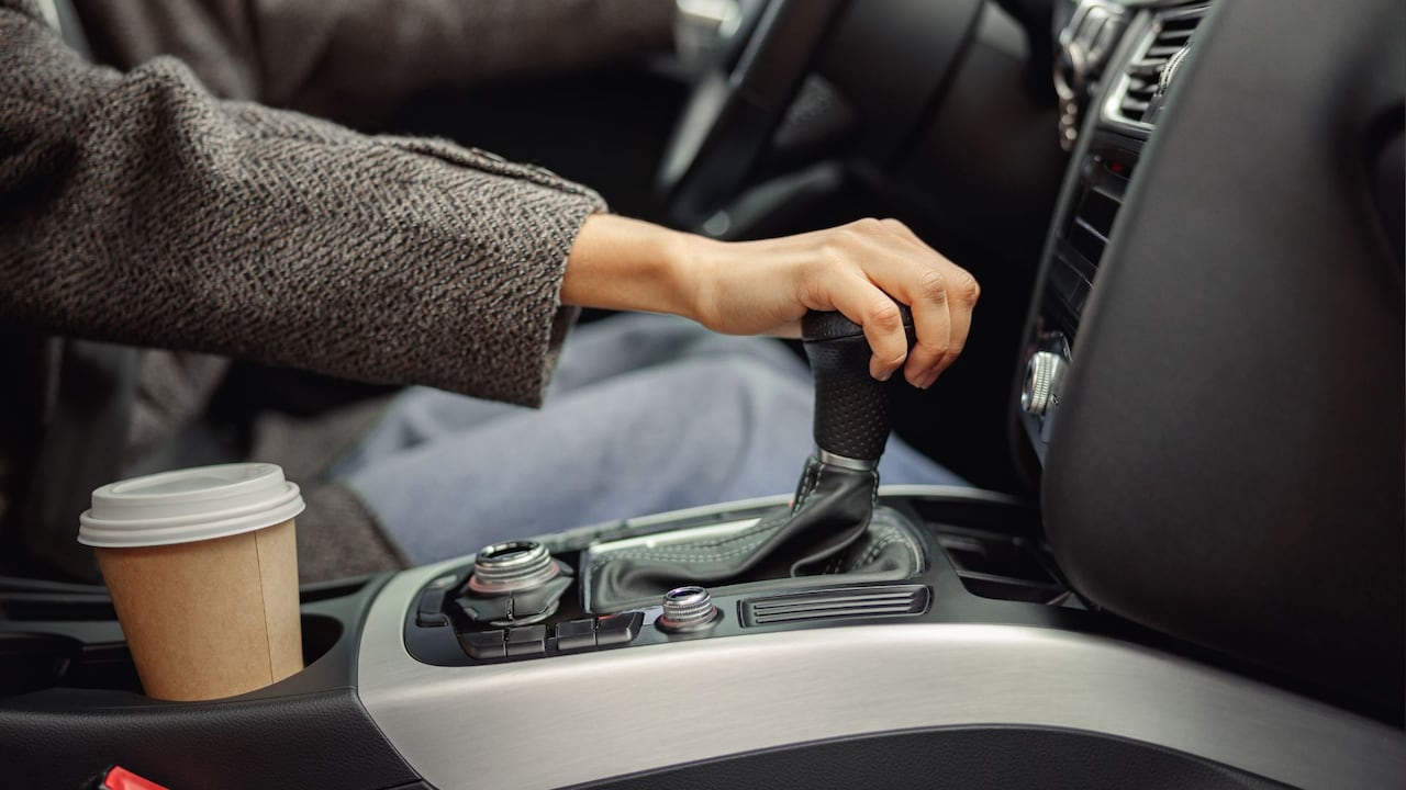 La caja de cambios de un carro tiene varias letras que son útiles en diferentes situaciones.