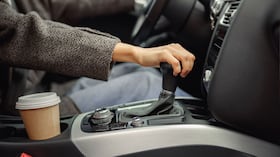 La caja de cambios de un carro tiene varias letras que son útiles en diferentes situaciones.