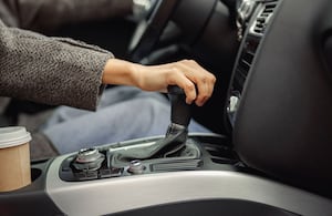 La caja de cambios de un carro tiene varias letras que son útiles en diferentes situaciones.