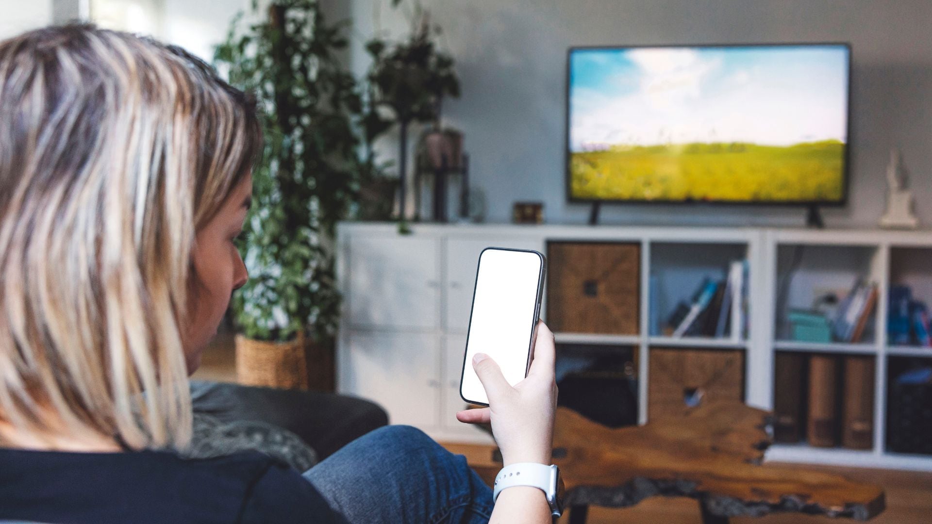 Al conectar el celular, es posible jugar en una pantalla más grande o usar aplicaciones móviles con mayor visibilidad.