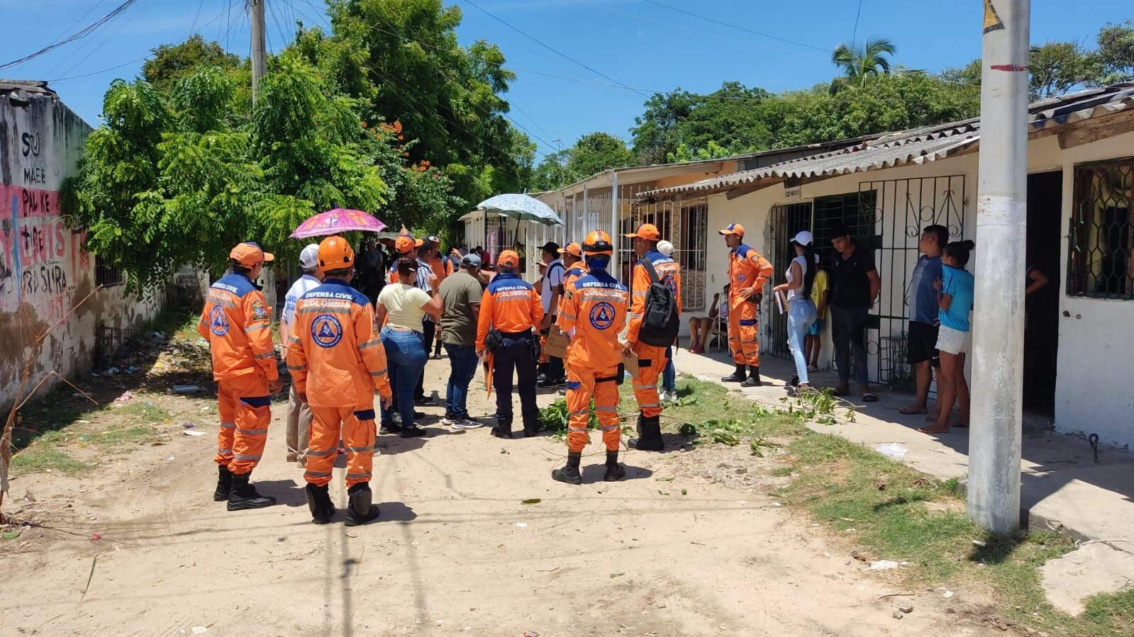 Miembros de Defensa Civil en el lugar de la emergencia