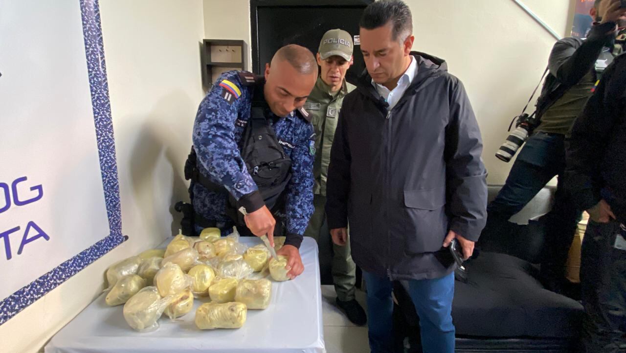 El ministro de justicia encargado, Andrés Idárraga, acompañó los operativos del Inpec en la cárcel La Picota