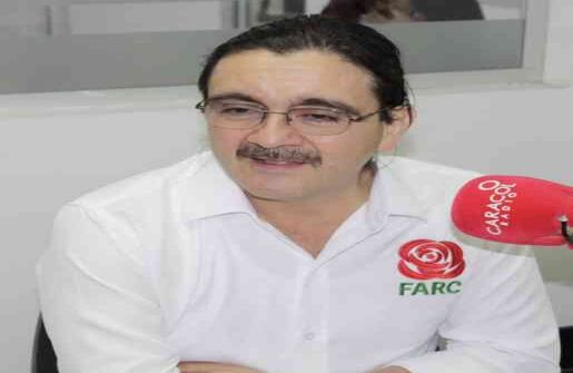 Jairo Quintero (Representante a la Cámara por Santander) Reinaldo Cala Suárez nació en el municipio de El Palmar (Santander). Militó durante 35 años en la guerrilla de las Farc, a la que ingresó a los 16, donde influyó para la creación de columnas de esta guerrilla en la Costa Atlántica. En 2016, fue delegado para reforzar las subcomisiones de fin del conflicto y género, junto a otros miembros de la exguerrilla. Cala dejó las armas en la zona veredal de Carrizal en Antioquia y desde entonces volvió a su tierra para convertirse en Representante por el partido de la Farc. Foto: Caracol Radio 