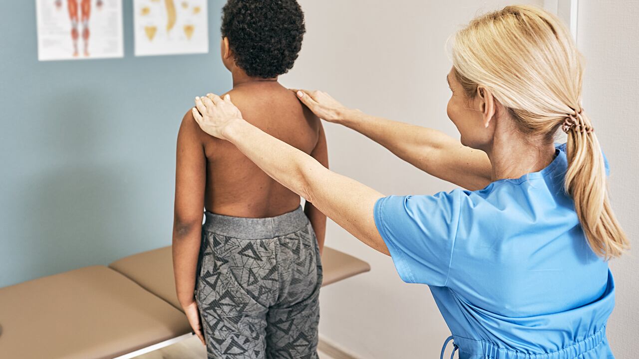 La escoliosis puede afectar a alrededor del 3% de los adolescentes.