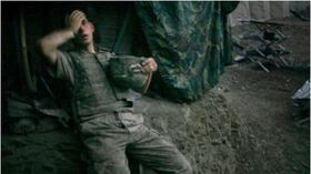 Tim Hetherington, Reino Unido, para Vanity Fair.
Un soldado americano descansa en un búnker en Afganistán, 16 de septiembre. Foto del año.