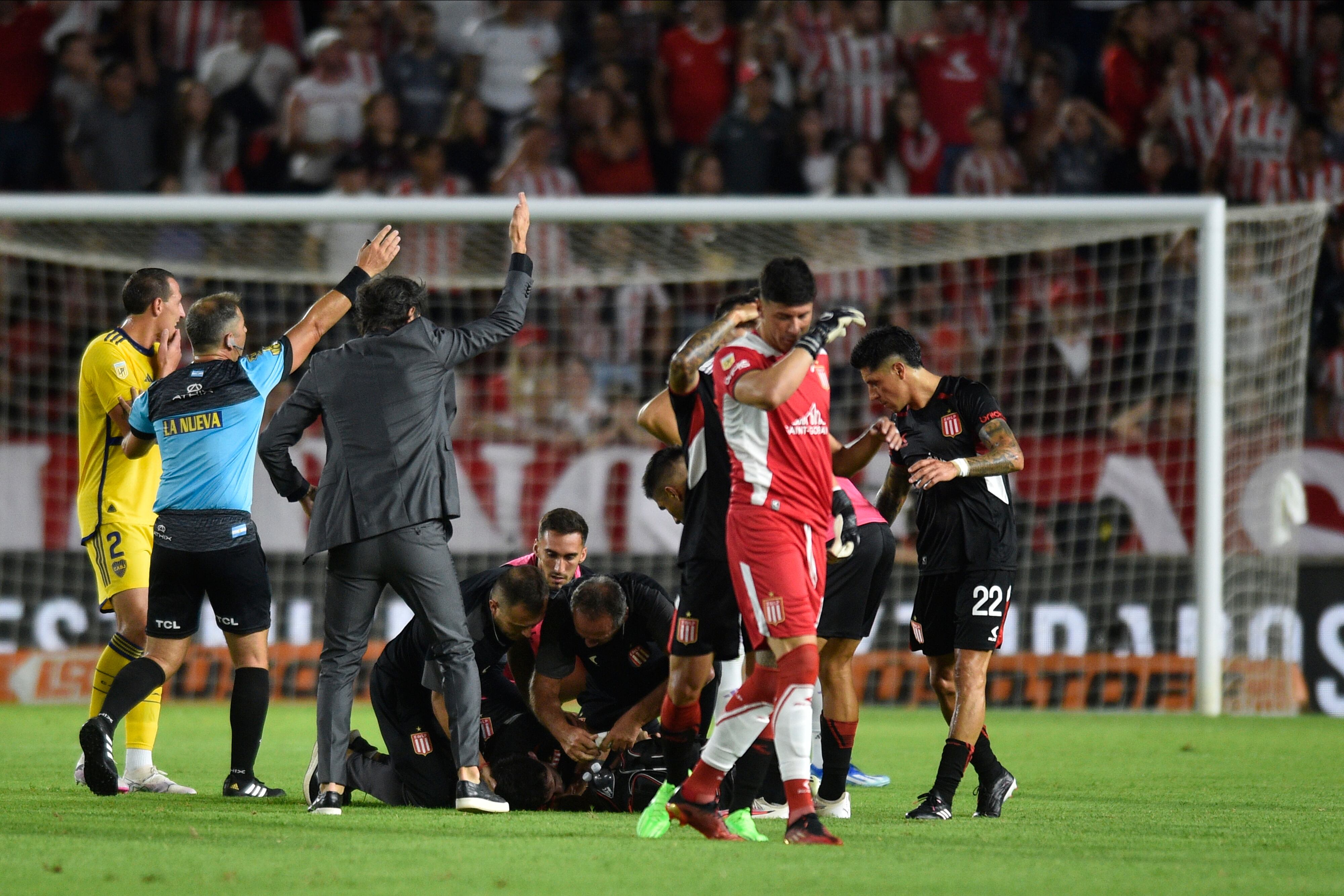 LA PLATA, ARGENTINA - MARCH 17: (EDITORS NOTE: Image contains graphic content.) Javier Altamirano (C) of Boca Juniors receives medical attention after suffering a fit with convulsions during a match between Estudiantes and Boca Juniors as part of Group B of Copa de la Liga Profesional 2024 at Jorge Luis Hirschi Stadium on March 17, 2024 in La Plata, Argentina. (Photo by Gustavo Garello/Getty Images)