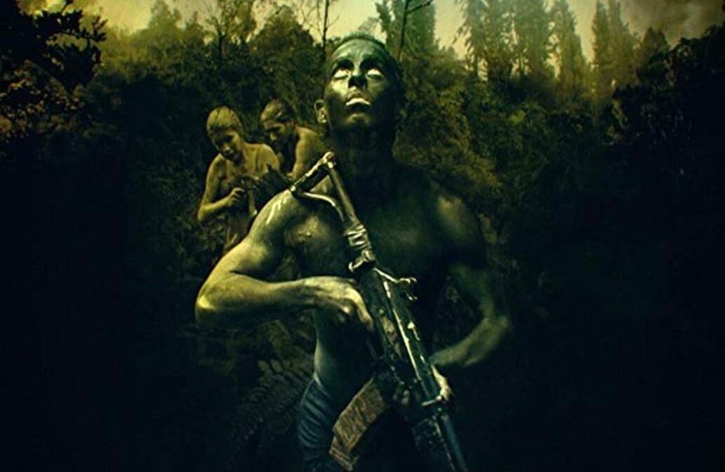 Monos (2019). Escrita y dirigida por Alejandro Landes, la película se centra en unos jóvenes que hacen parte de un grupo armado colombiano y permanecen en una montaña cuidando a una mujer secuestrada. Fue ganadora del premio especial del jurado en la categoría de cine internacional del Festival de Cine de Sundance y se llevó dos galardones en el Festival Internacional de Cine de Viña del Mar. Foto: Stela Cine