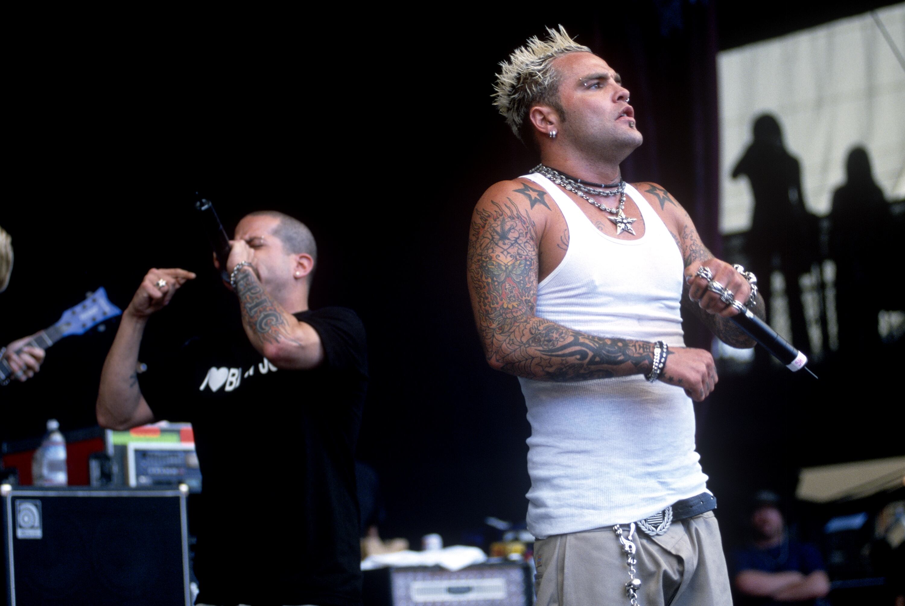 Bret Mazur (L) y Seth Binzer de Crazy Town actúan durante el Ozzfest 2001 en el Shoreline Amphitheater el 29 de junio de 2001 en Mountain View, California.