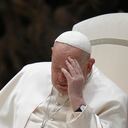El papa Francisco se toca la frente durante su audiencia general semanal en el Vaticano, el miércoles 12 de febrero de 2025. (AP Foto/Alessandra Tarantino)