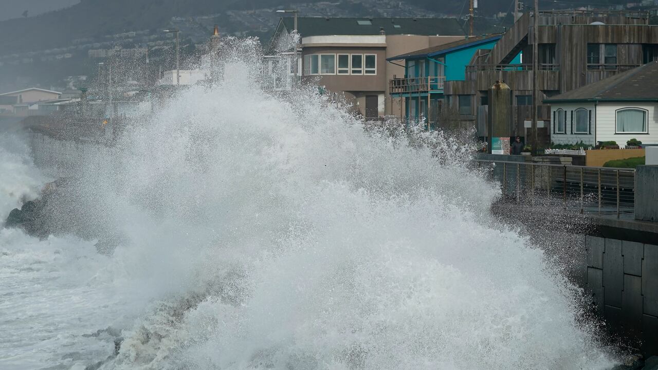 ARCHIVO - Una gran ola choca contra un muro en Pacifica, California, el 6 de enero de 2023. Las grandes olas de hasta 13 pies (unos 4 metros) se vuelven más comunes en la costa de California conforme se calienta el planeta, según un nuevo estudio. (AP Foto/Jeff Chiu, Archivo)