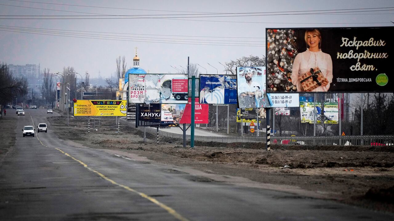 Anuncio de pancartas visto en Nikolaev, Ucrania, el martes 1 de marzo de 2022. Rusia intensificó el martes los bombardeos de Kharkiv, la segunda ciudad más grande de Ucrania, golpeando objetivos civiles allí. Las bajas aumentaron y surgieron informes de que más de 70 soldados ucranianos murieron después de que la artillería rusa atacara recientemente una base militar en Okhtyrka, una ciudad entre Kharkiv y Kyiv, la capital. (Foto AP/Sergei Grits)