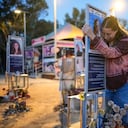 Raz Zarfati, hermana de Ron Zarfati —quien murió en el ataque de Hamás contra Israel del 7 de octubre de 2023—, asiste a un acto conmemorativo por el tercer aniversario del ataque