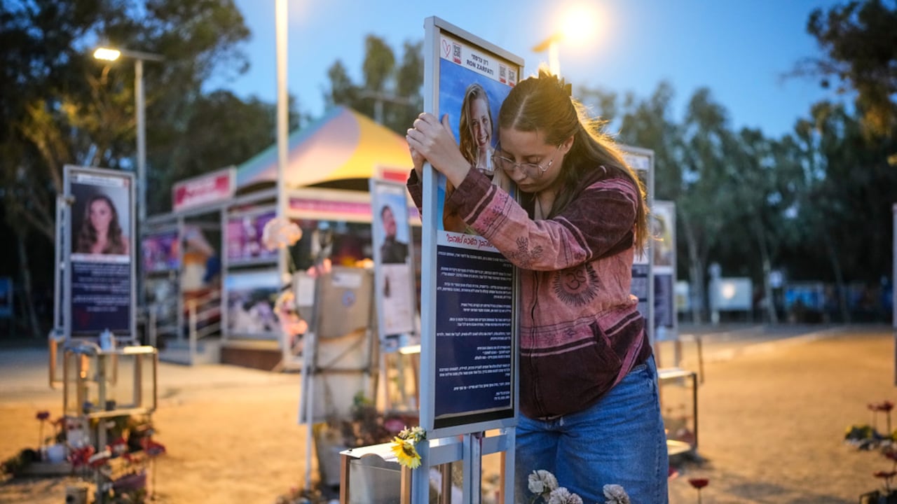 Raz Zarfati, hermana de Ron Zarfati —quien murió en el ataque de Hamás contra Israel del 7 de octubre de 2023—, asiste a un acto conmemorativo por el tercer aniversario del ataque